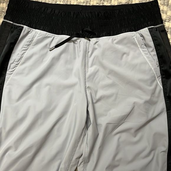 Lululemon Track pants Ladies 6 - Picture 4 of 8
